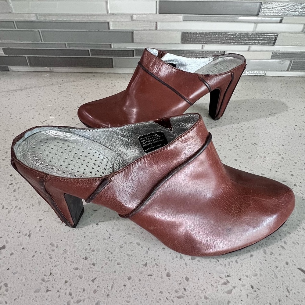TSUBO women’s leather upper Heel clog sandals shoes size 8.5